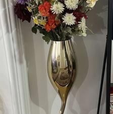 گلدان بزرگ طلایی و گل