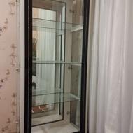 ویترین بسیار تمیز به علت کمبود جا