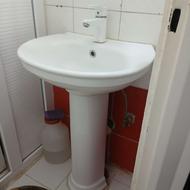 با سلام یک عدد روشویی با برند چینی مروارید ، کاملا سالم