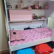 مقداری وسایل ماشین و تخت نوجوان