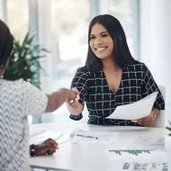 همکار خانم پاسخگو استوری _ مزون لباس عروس با آموزش رایگان