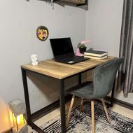 میز تحریر و کامپیوتر