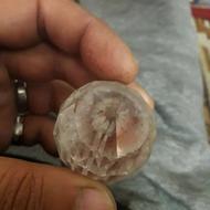 دو شی کریستالی زیبا و یک گوی سبز