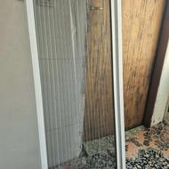 یک عدد پنجره توری از جنس آلمینیوم