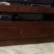 یک میز تلویزیون تمیز