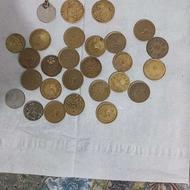 تعدادی سکه 50دینار و دوعدد سکه‌ای قدیمی به همراه یک سکه نقره