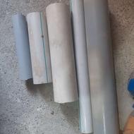 تعدادی لوله پولیکا و لوله سفید و مقداری سرامیک کف