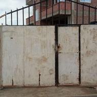 یک عدد درب در حیاط چهار متری