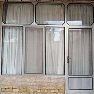 2عدد درب آلومینیومی با شیشه دستگیره قفل