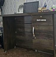 میزتحریر و کتابخانه همراه با صندلی