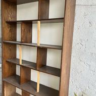 کتابخانه چوبی بزرگ و بسیار جادار