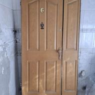 در ورودی چوبی ساختمان ( آپارتمان )