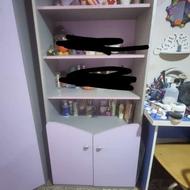 تختخواب همراه با کتابخانه و پاتختی