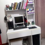میز کامپیوتر و کتابخانه