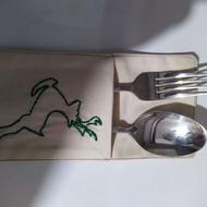 جای قاشق و چنگال کنار بشقاب