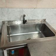 میز کار و سینک صنعتی و کابینت و آبچکان بالای سینک