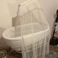 گهواره و تخت کنار مادر