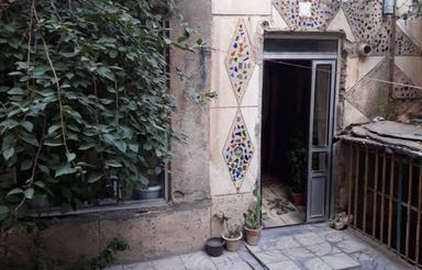 خانه کلنگی وسط شهر بهشت فاطمه