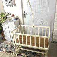 گهواره و‌تخت کنار مادر کودک
