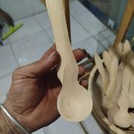 قاشق چوبی و غذا خوری
