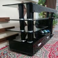 میز تلویزیون شیشهای در حد نو (تخفیف داره)