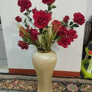 گلدان شیشه ای و گل رز