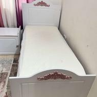 تختواب و شلف دیواری و پاتختی سفید تمیز و سالم