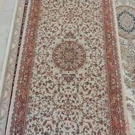 فرش کناره بر نگ گل به ایی