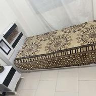 تخت یه نفره با کفی و تشک و پاتختی