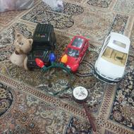 تعدادی اسباب بازی ماشین وعروسک