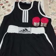 دستکش بوکس و بند و لباس ها
