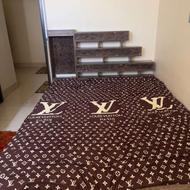 تخت به همراه دوتا پا تختی