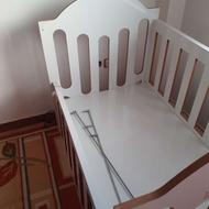 تخت گهواره شو کنار مادر