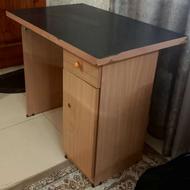 صندلی چرخدار و میز