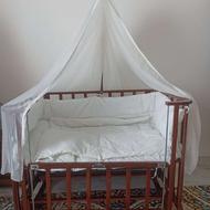 تخت کنار مادر ننویی