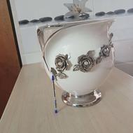 گلدان بزرگ چینی با گلهای برجسته نقره ای