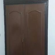 در کمد دیواری ساده رنگ شده سالم بدون شکستگی خط وخش
