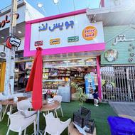صندوق دار جوان برای ابمیوه فروشی