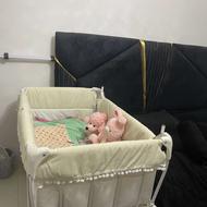 تخت کنار مادر