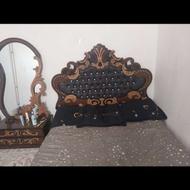 تخت دو نفره به همراه پاتختی و میز ارایش و تشک دو نفره