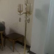 کنار سالنی ایستاده