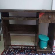 میز کامپیوتر . تحریر. کاشت ناخن