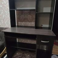 میز کامپیوتر و قفسه کتاب