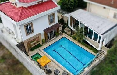 ویلا چهارخوابه استخر روباز وجکوزی