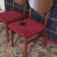 یک جفت صندلی چوبی فروشی
