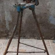 گیره لوله اهنی با پایه