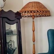 آباژور ایستاده چوبی با کلاهک حصیری بامبو