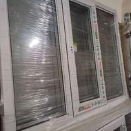 پنجره پی وی سی با شیشه سنگین از5200_ درب ملامینه 10800_apf
