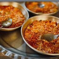 به یک شاگرد ساده درصبحانه سرا