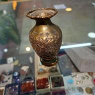 مجسمه و گلدان.